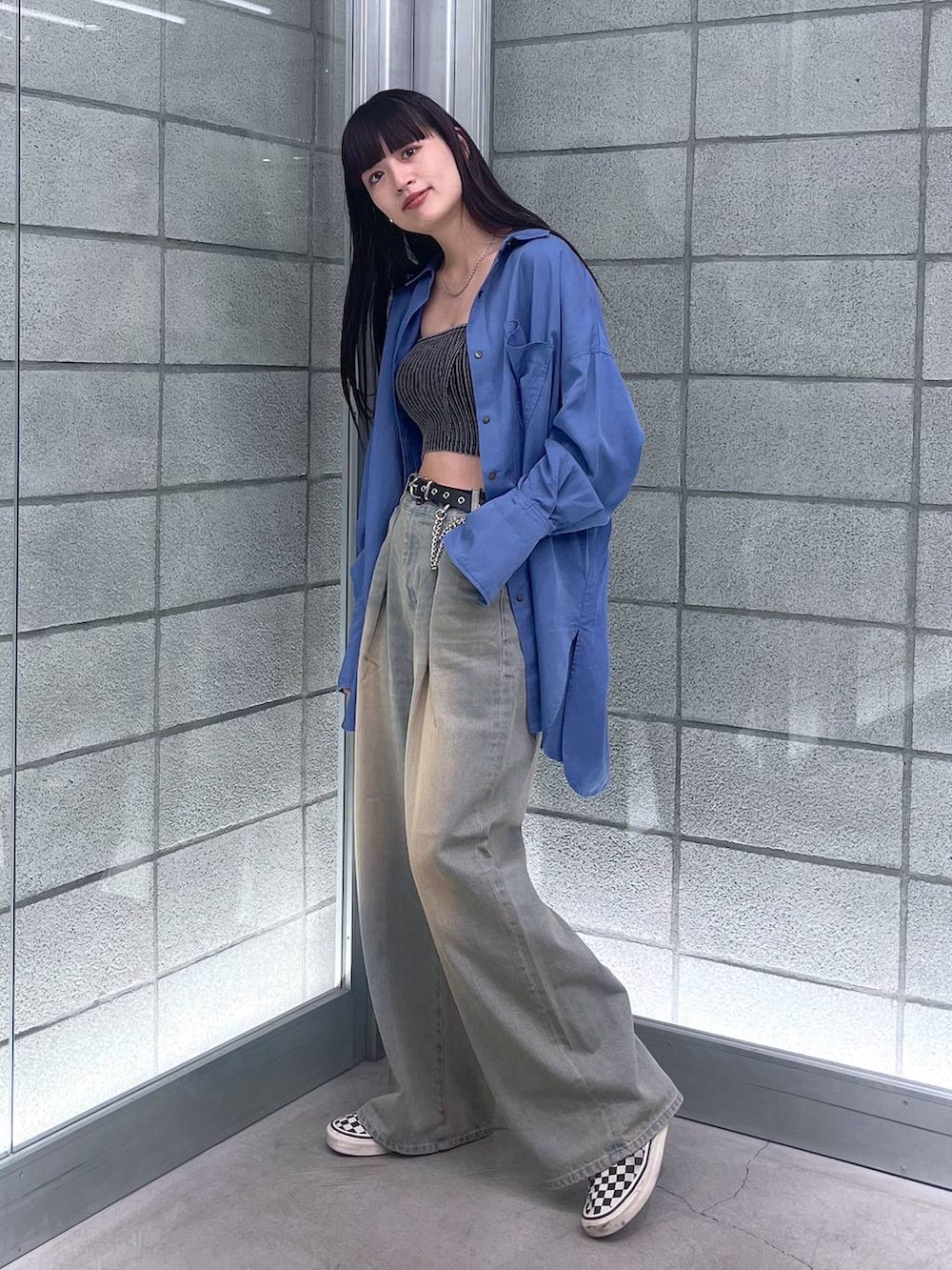 ブラック系のチューブトップ、ブルー系のシャツ/ブラウス、ブルー系のデニムパンツを着用したレディースの夏コーディネートの5枚目の写真