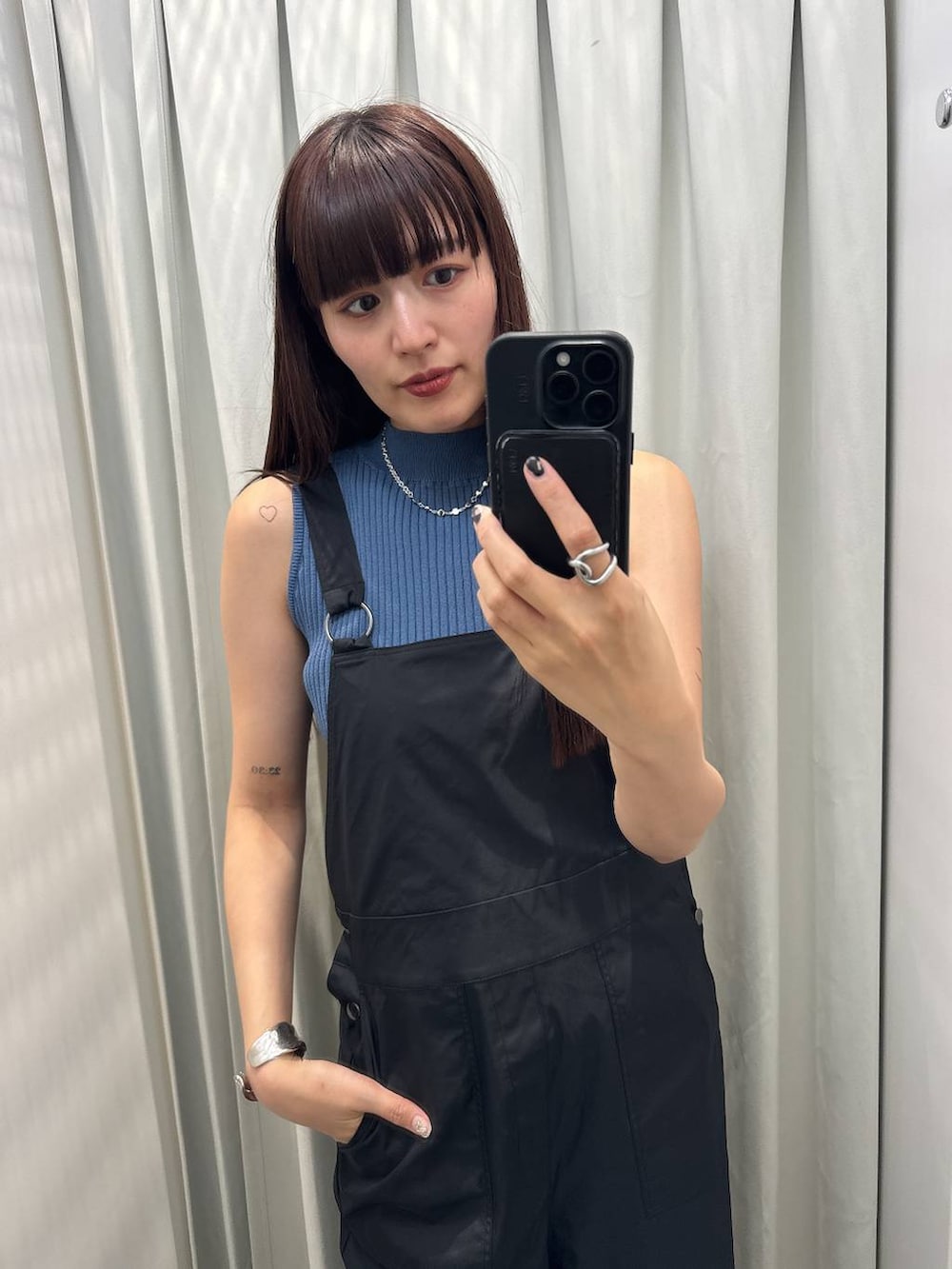 ブラック系のサンダル、ブルー系のニット/セーター、ブラック系のサロペット/オーバーオールを着用したレディースの夏コーディネートの3枚目の写真