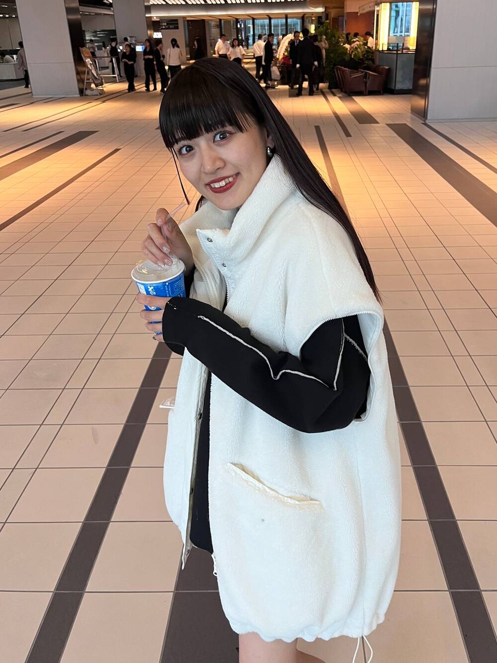 グレー系のハンドバッグ、ブラック系のニット/セーターを着用したレディースの秋コーディネートの7枚目の写真