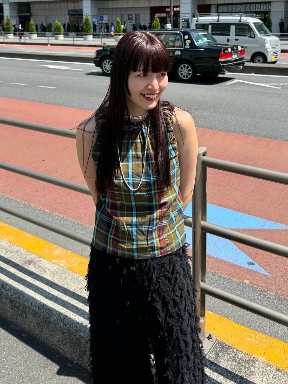 グリーン系のシャツ/ブラウス、ブラック系のサンダル、ブラック系のその他パンツを着用したレディースの春コーディネートの5枚目の写真