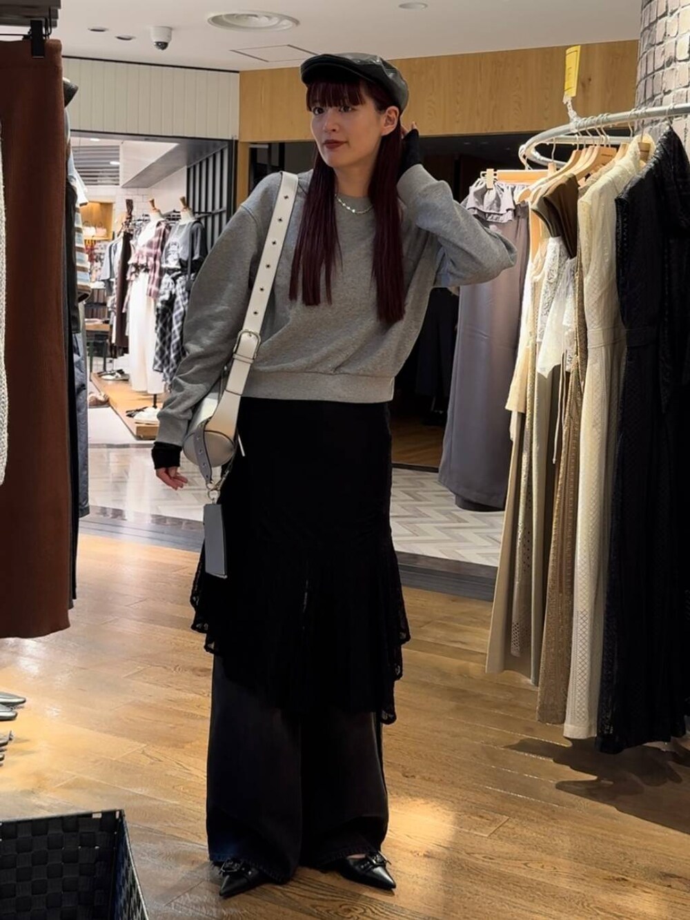 ブラック系のパンプス、ブラック系のワンピースを着用したレディースの秋コーディネートの2枚目の写真