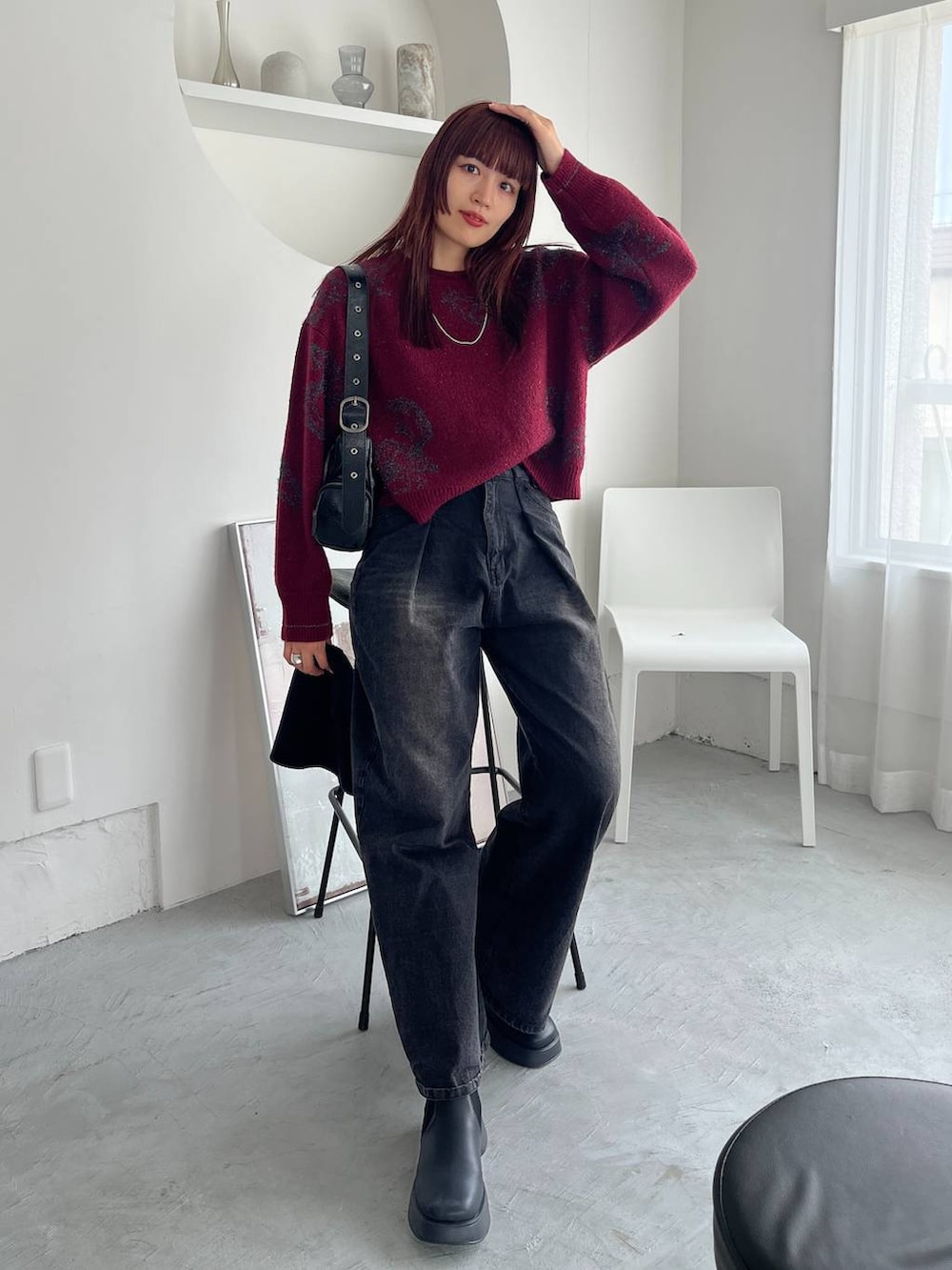 ブラック系のパンプス、レッド系のニット/セーターを着用したレディースの夏コーディネートの2枚目の写真