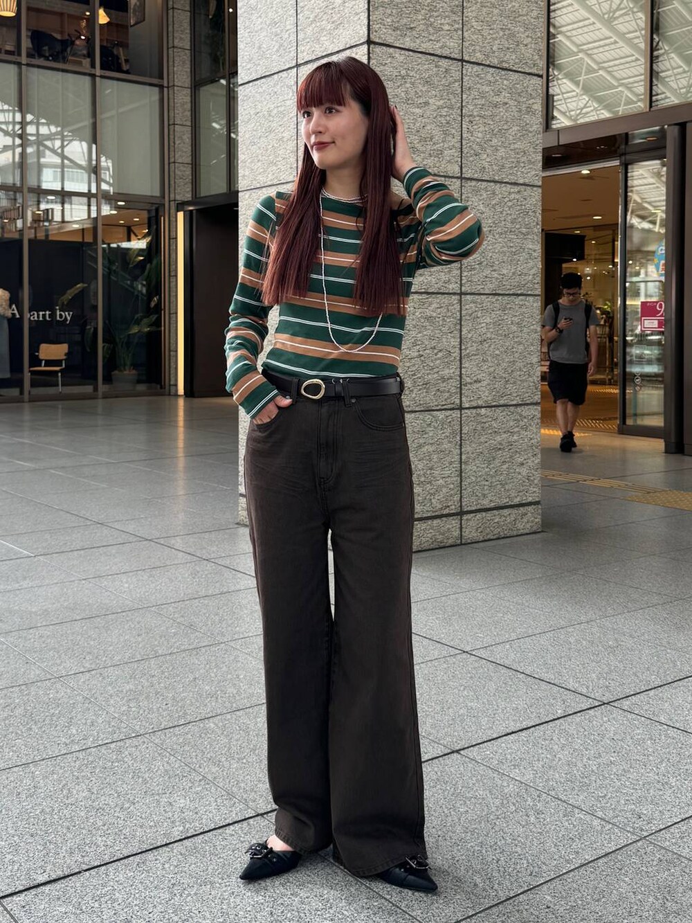 ブラック系のパンプスを着用したレディースの秋コーディネートの2枚目の写真