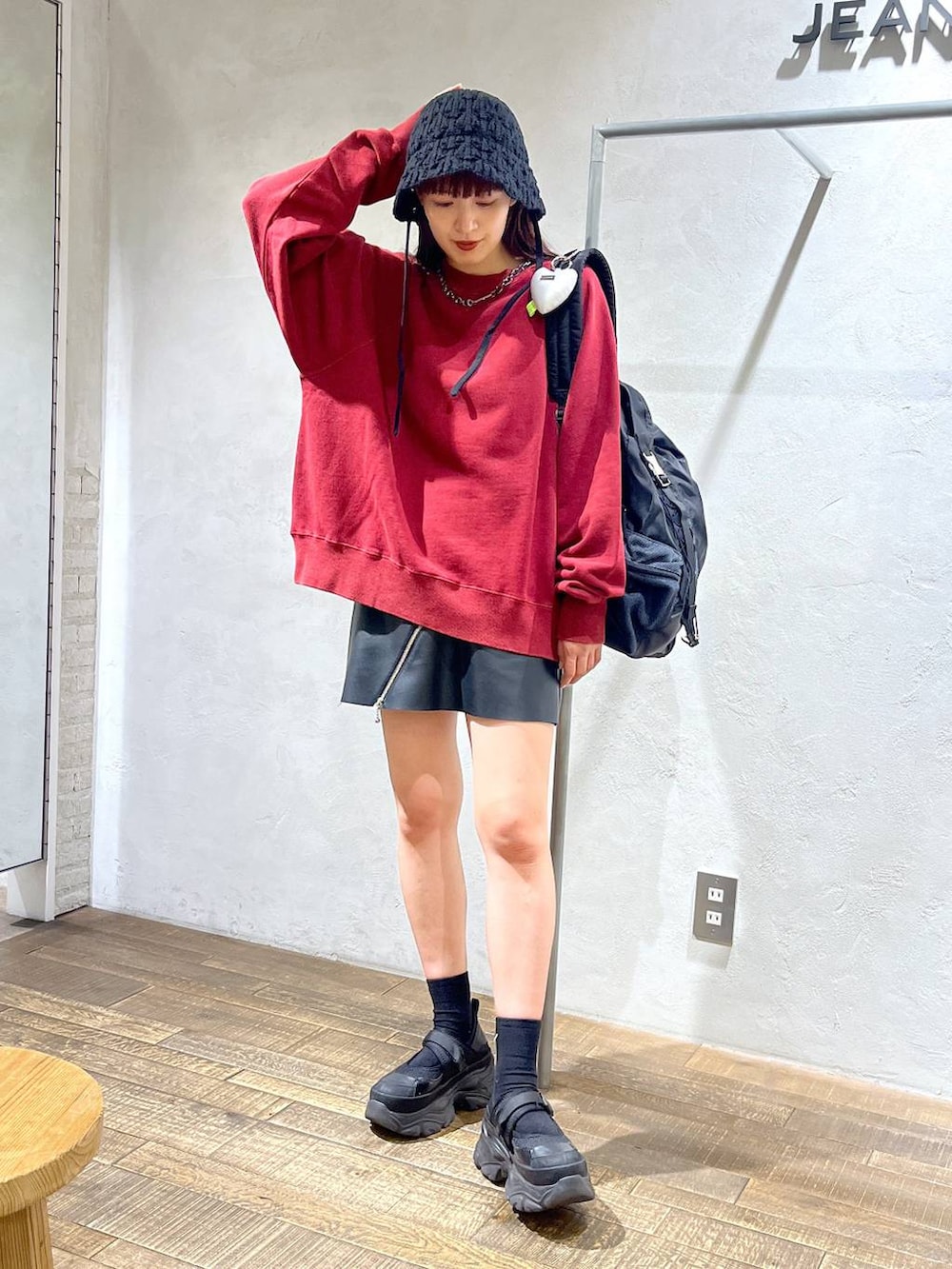 ブラック系のスニーカー、ブラック系のショルダーバッグ、ブラック系のその他パンツを着用したレディースの秋コーディネートの2枚目の写真