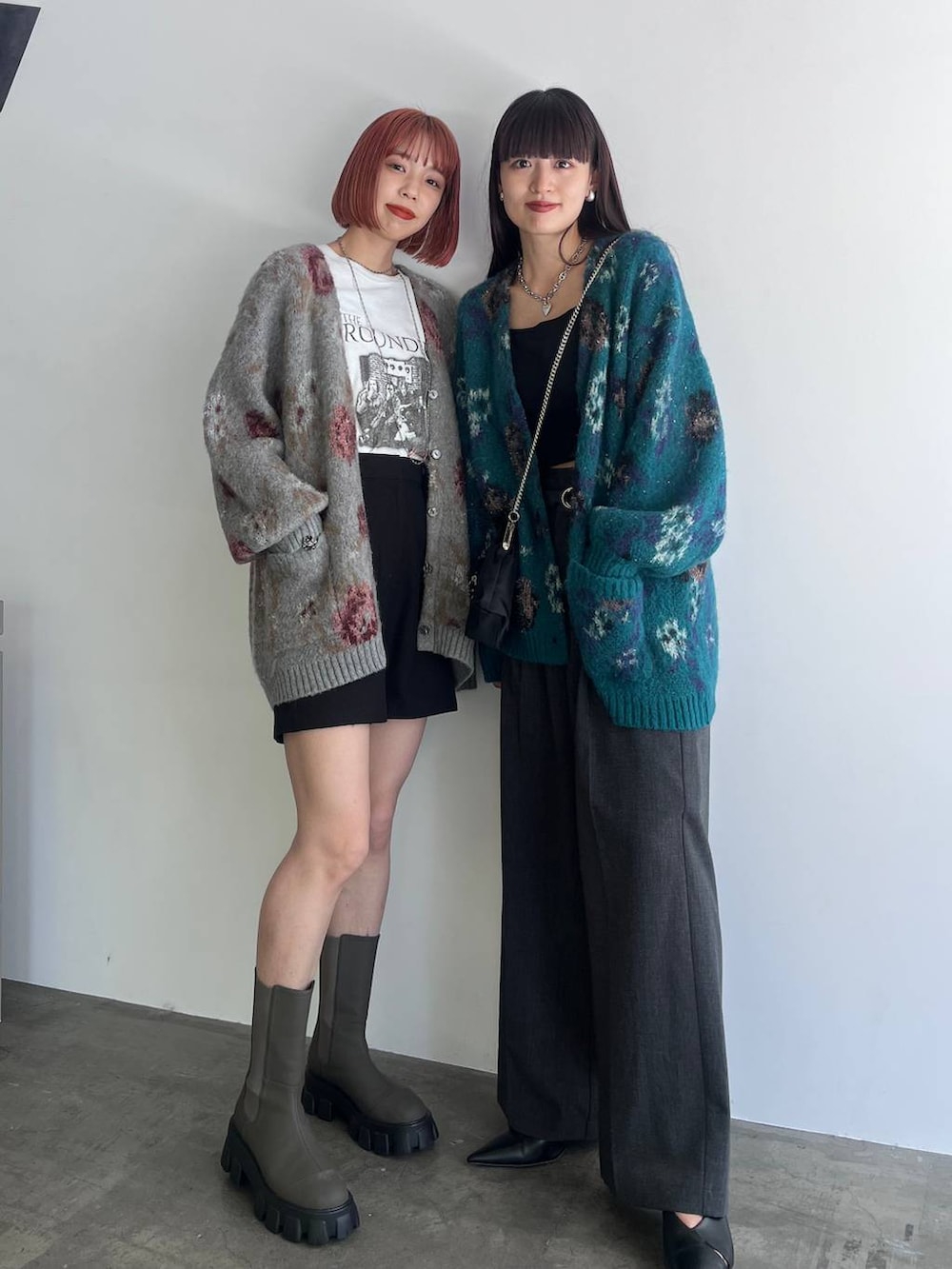 ブラック系のブーツ、ブラック系のパンプス、グレー系のスラックスを着用したレディースの秋コーディネートの3枚目の写真