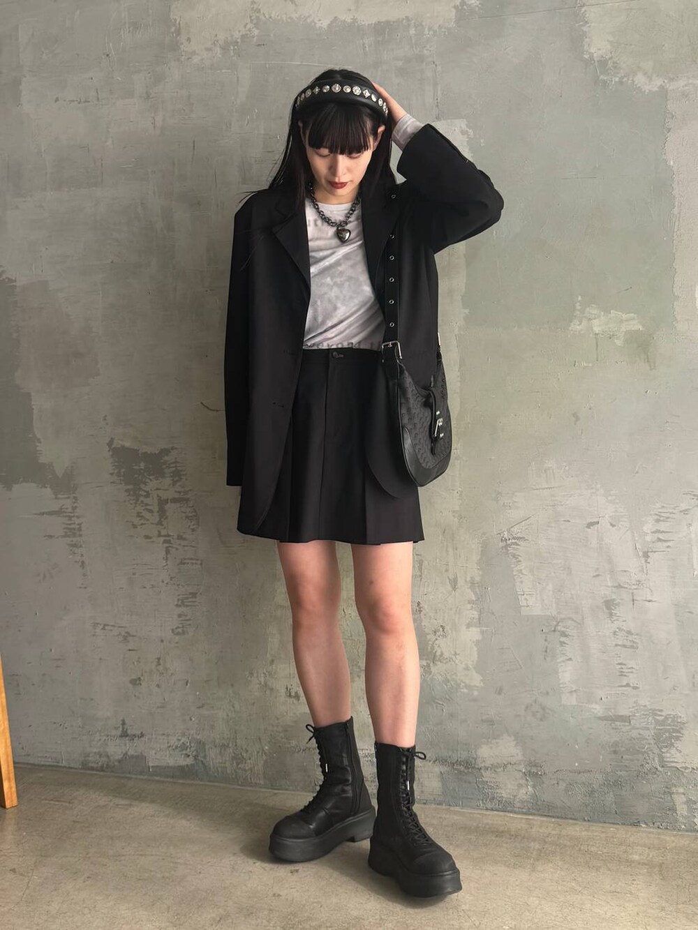ブラック系のブーツ、ブラック系のショルダーバッグ、グレー系のTシャツ/カットソーを着用したレディースの冬コーディネートの4枚目の写真