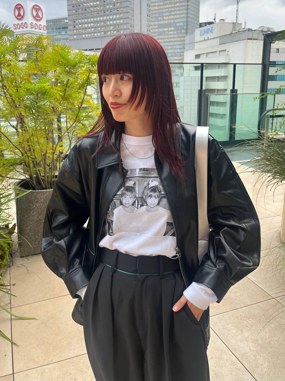 ブラック系のブルゾン、シルバー系のショルダーバッグを着用したレディースの秋コーディネートの6枚目の写真