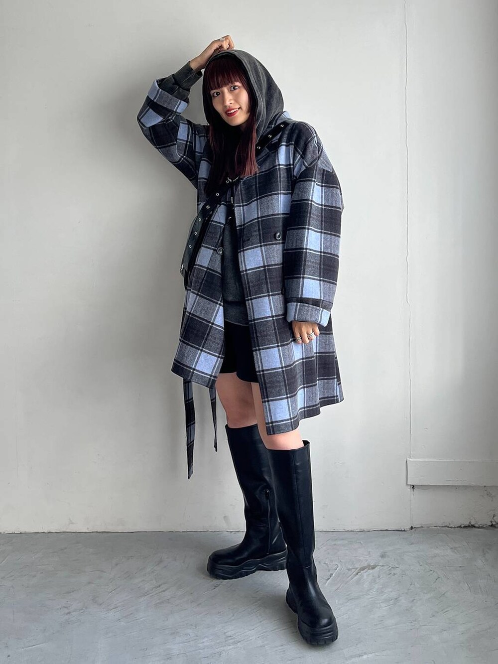 ブラック系のショルダーバッグ、ブラック系のブーツ、ブラック系のパーカーを着用したレディースの秋コーディネートの3枚目の写真