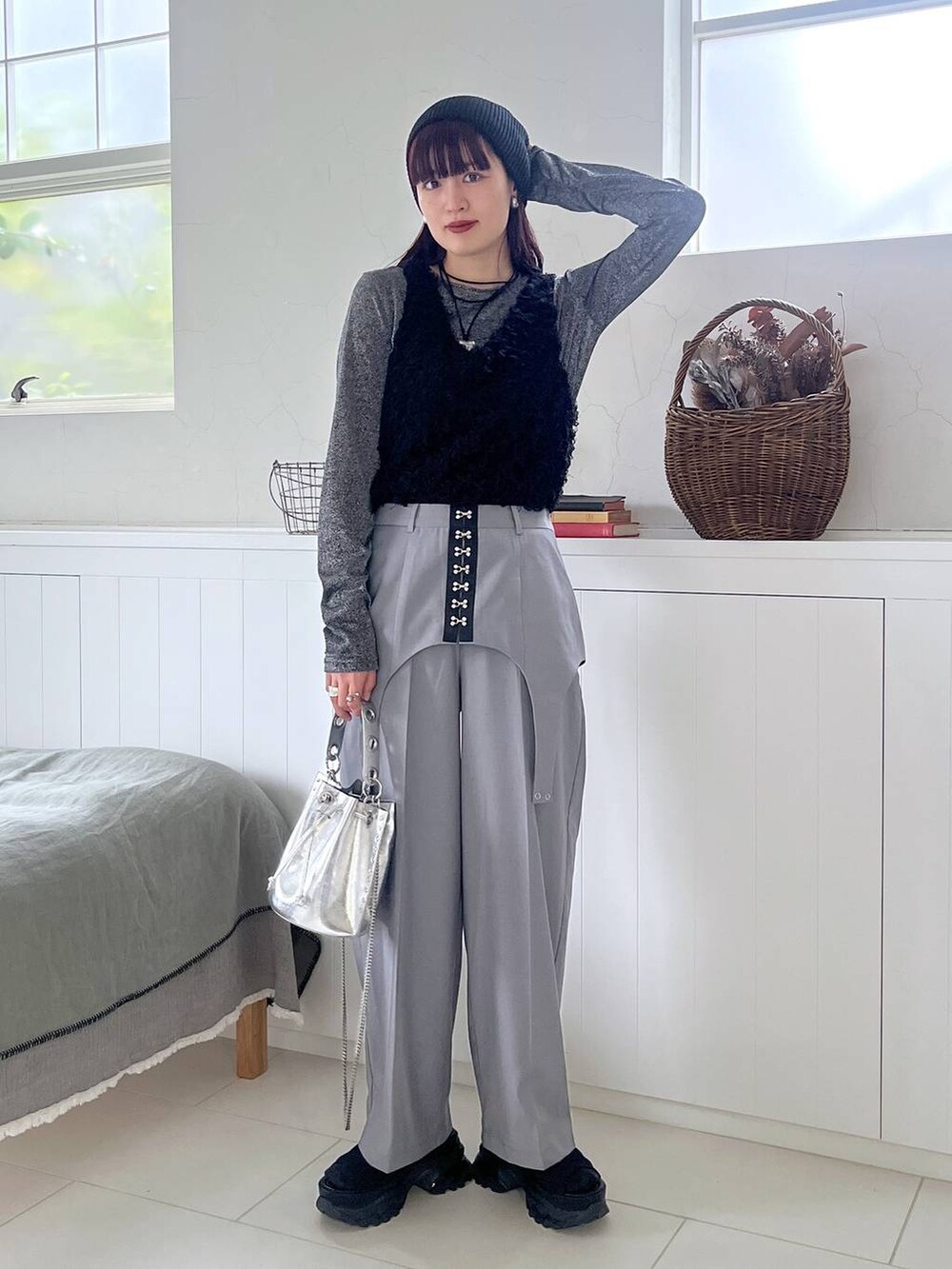 ブラック系のTシャツ/カットソー、グレー系のその他パンツ、ブラック系のベストを着用したレディースの冬コーディネートの4枚目の写真