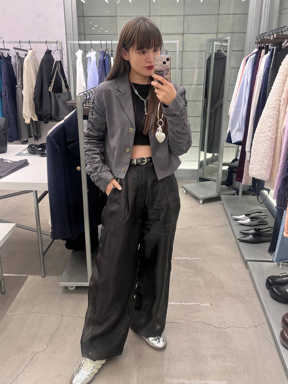 ブラック系のTシャツ/カットソー、ブラック系のスラックス、グレー系のテーラードジャケットを着用したレディースの冬コーディネートの4枚目の写真