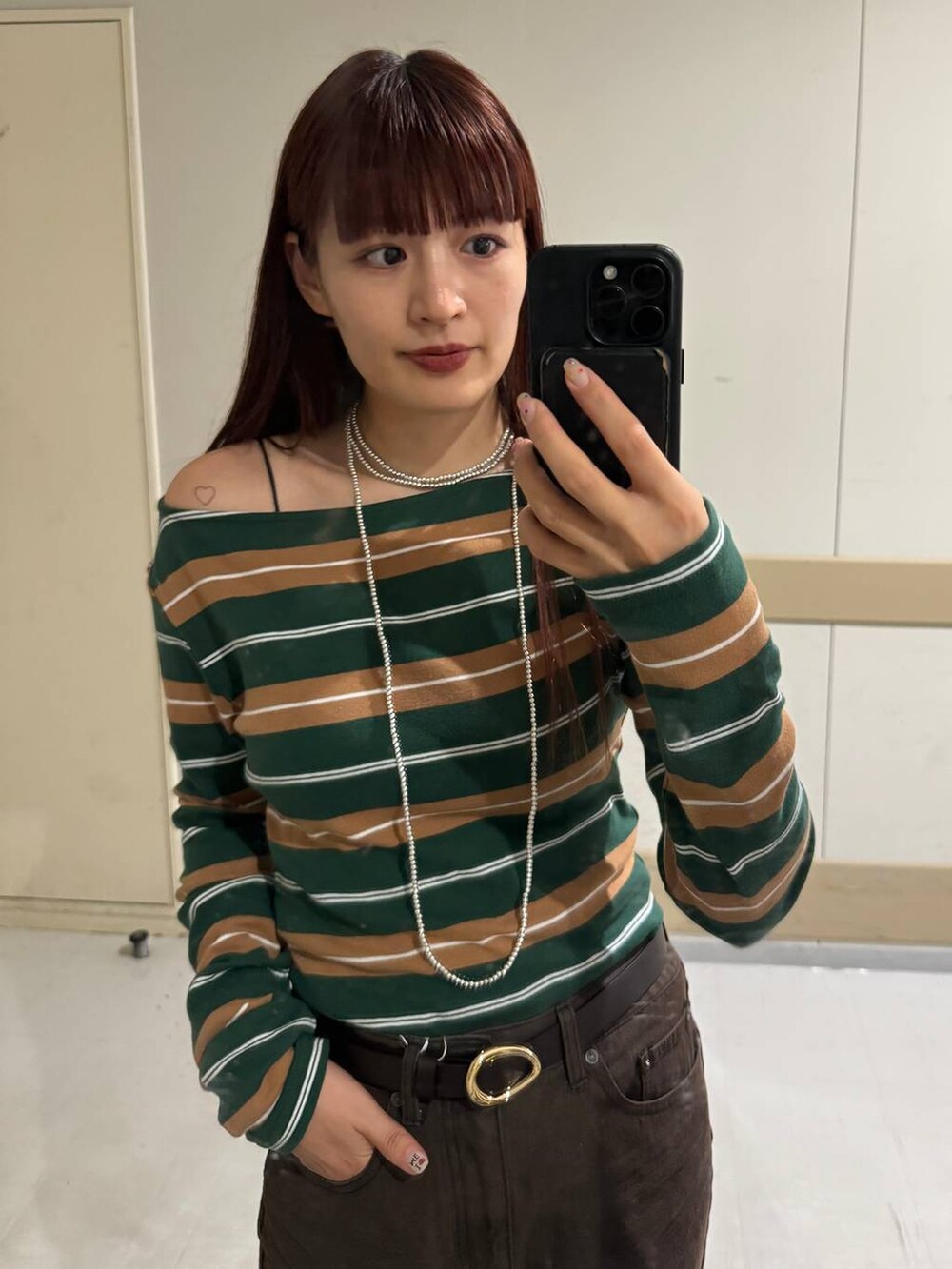 ブラック系のパンプスを着用したレディースの秋コーディネートの6枚目の写真