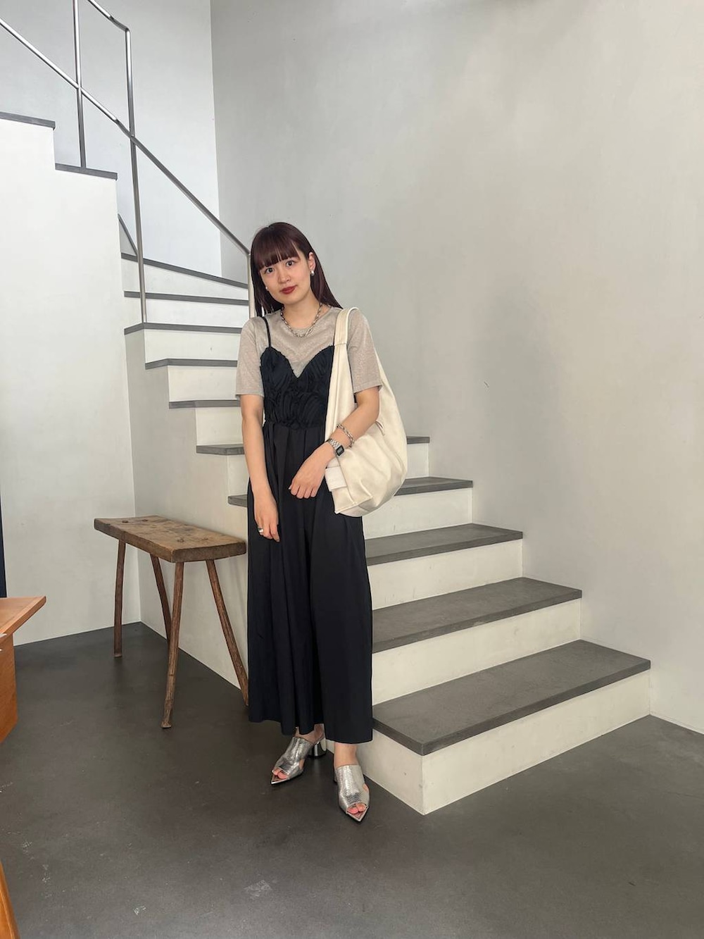 シルバー系のサンダル、シルバー系のTシャツ/カットソー、ブラック系のワンピースを着用したレディースの春コーディネートの7枚目の写真