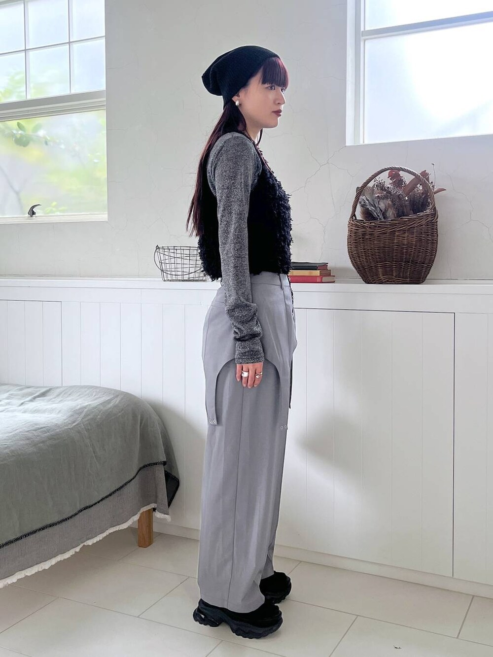 ブラック系のTシャツ/カットソー、グレー系のその他パンツ、ブラック系のベストを着用したレディースの冬コーディネートの6枚目の写真