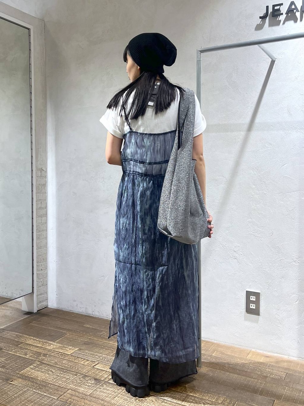 ブルー系のワンピース、ブラック系のスウェットパンツ、ホワイト系のTシャツ/カットソーを着用したレディースの夏コーディネートの2枚目の写真