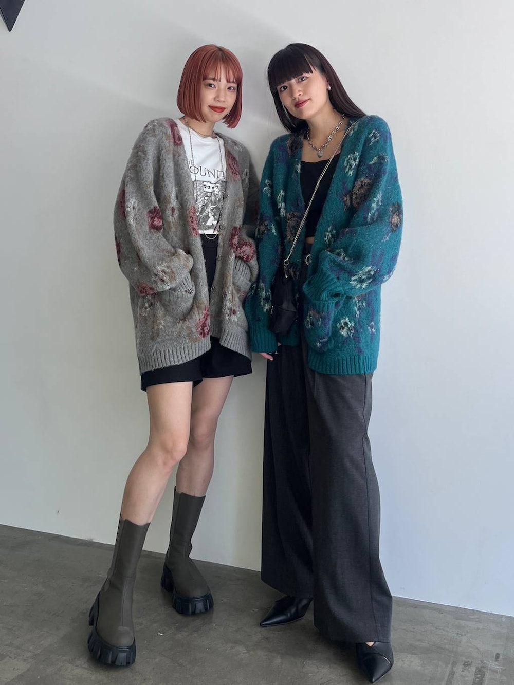 ブラック系のブーツ、ブラック系のパンプス、グレー系のスラックスを着用したレディースの秋コーディネートの4枚目の写真