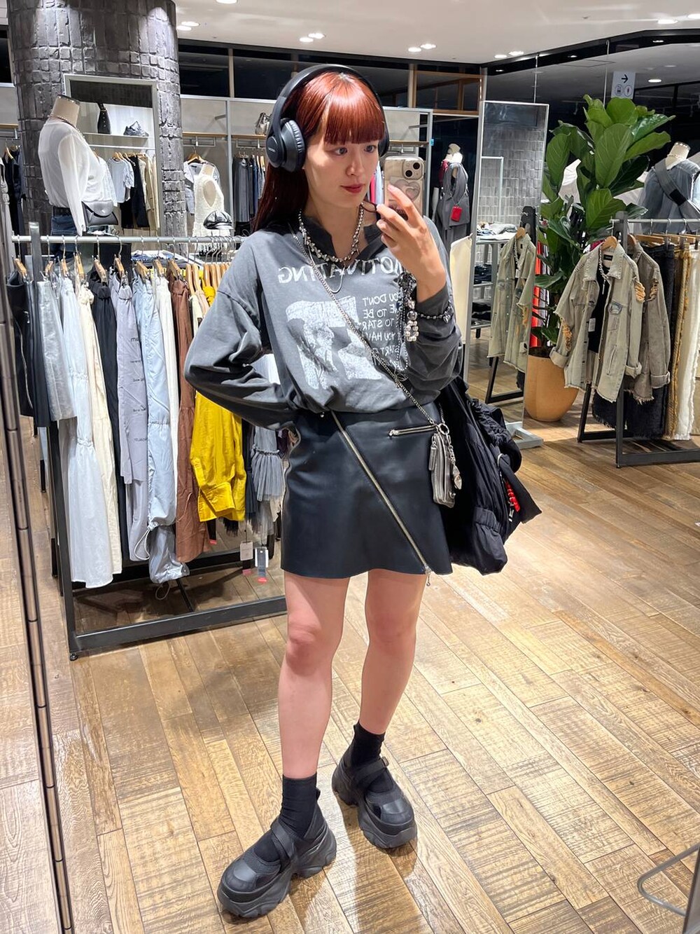 ブラック系のその他パンツ、グレー系のTシャツ/カットソー、シルバー系のネックレスを着用したレディースの夏コーディネートの3枚目の写真
