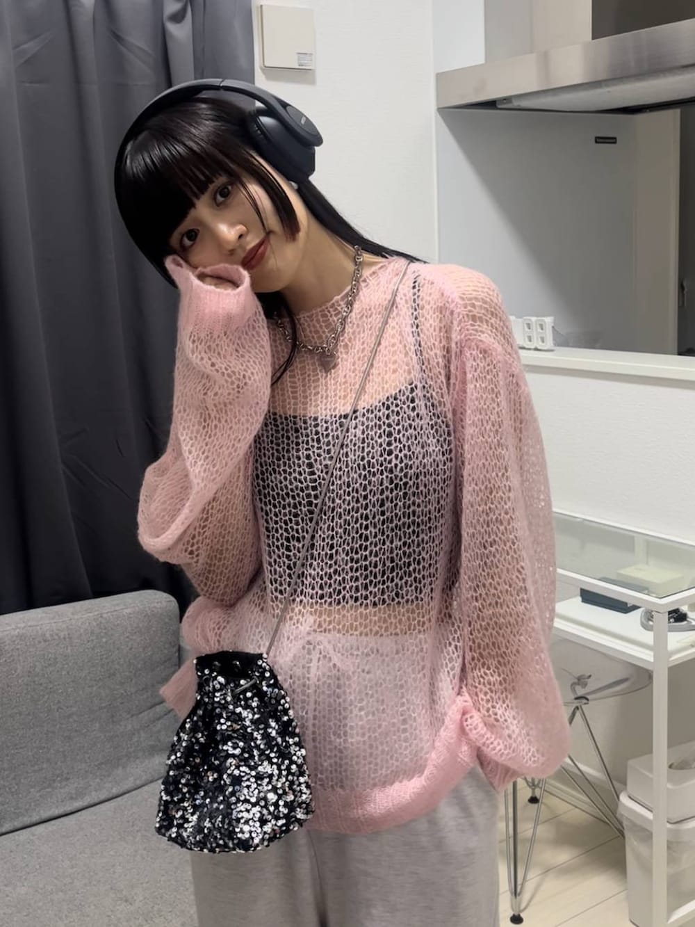 ピンク系のニット/セーター、シルバー系のネックレスを着用したレディースの秋コーディネートの2枚目の写真