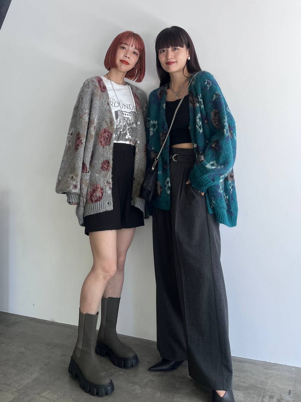 ブラック系のブーツ、ブラック系のパンプス、グレー系のスラックスを着用したレディースの秋コーディネートの5枚目の写真