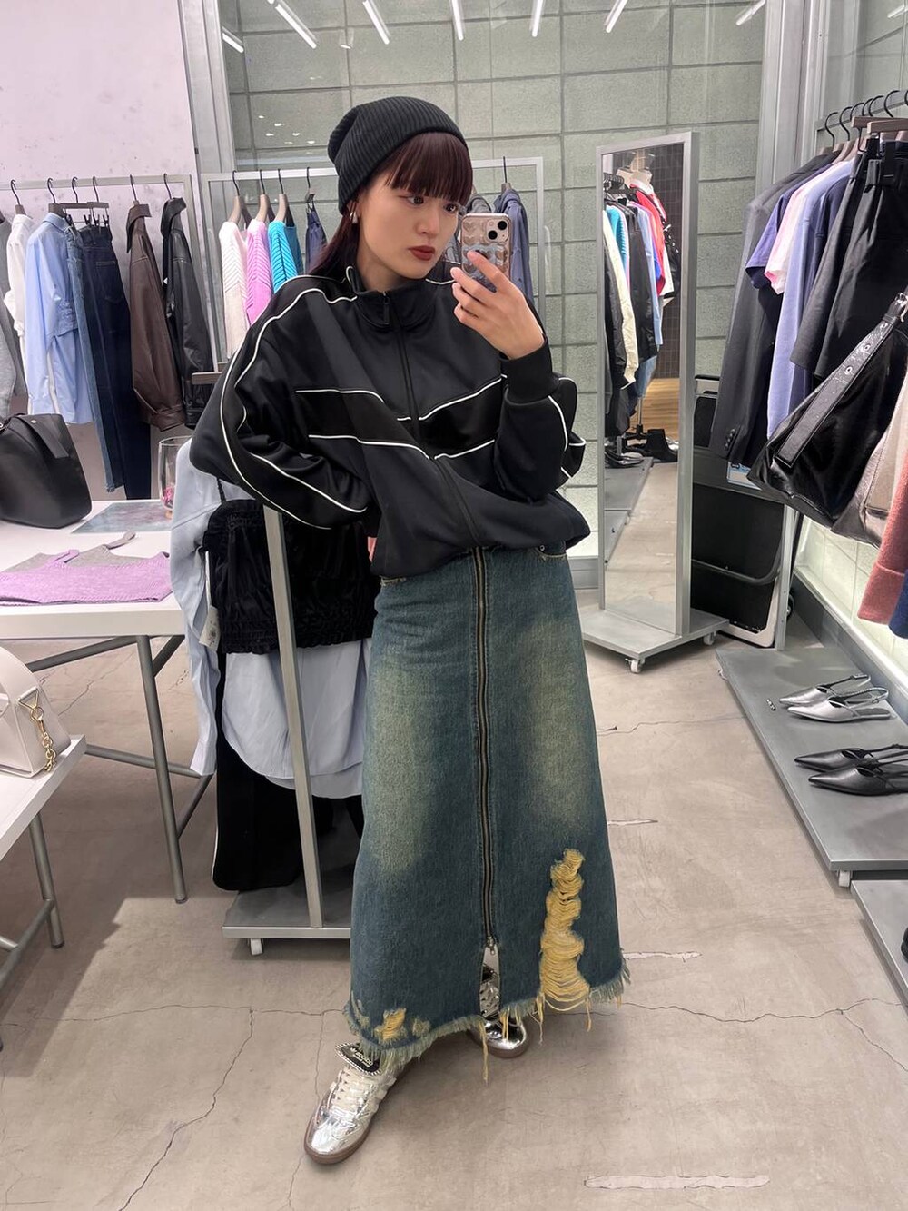 ブルー系のデニムスカート、ブラック系のジャージを着用したレディースの冬コーディネートの3枚目の写真