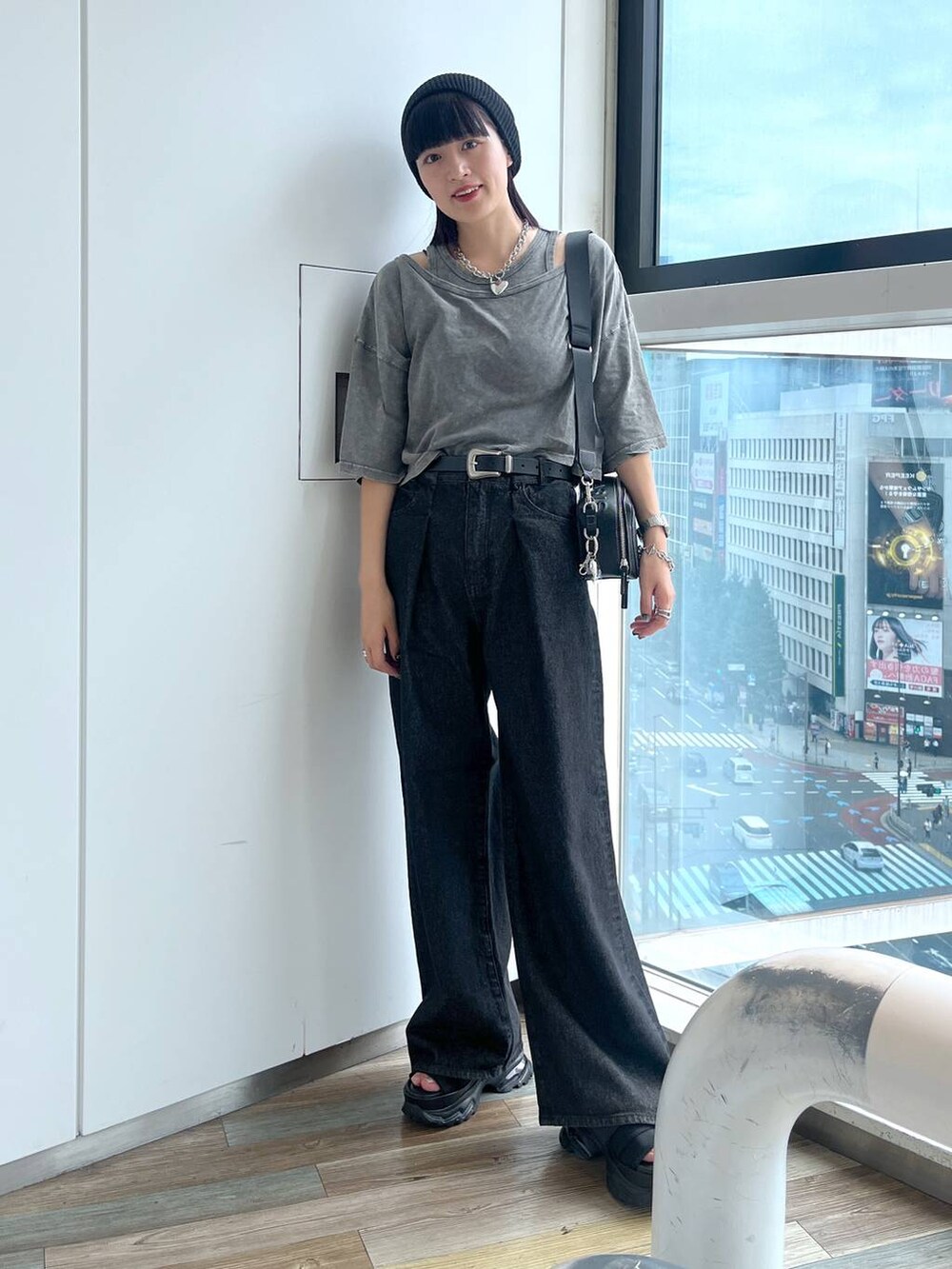 ブラック系のショルダーバッグ、ブラック系のデニムパンツ、グレー系のTシャツ/カットソーを着用したレディースの夏コーディネートの3枚目の写真