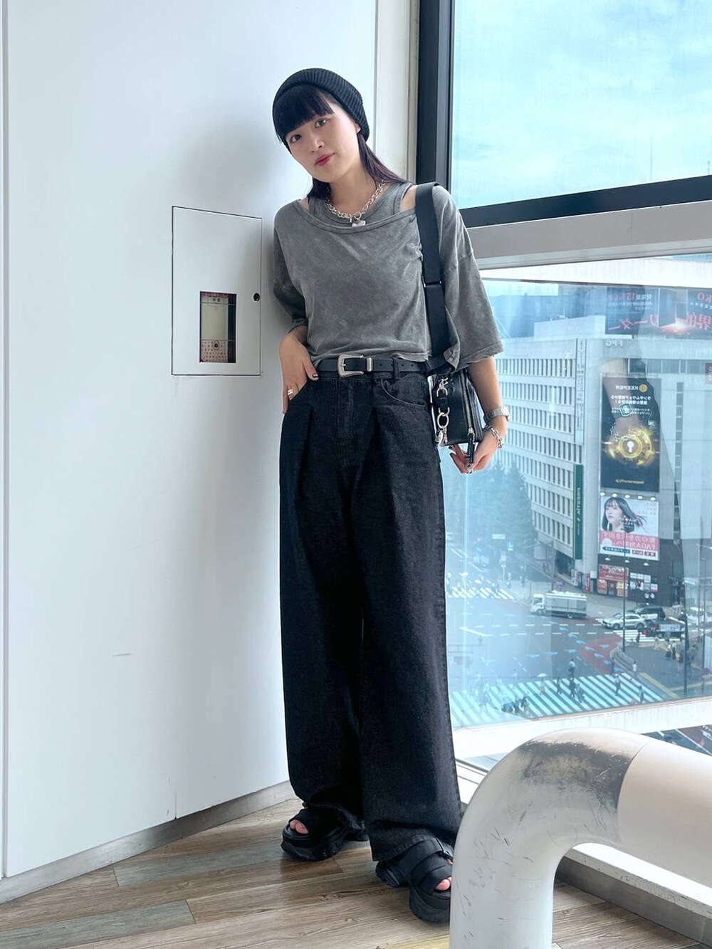 ブラック系のショルダーバッグ、ブラック系のデニムパンツ、グレー系のTシャツ/カットソーを着用したレディースの夏コーディネートの6枚目の写真