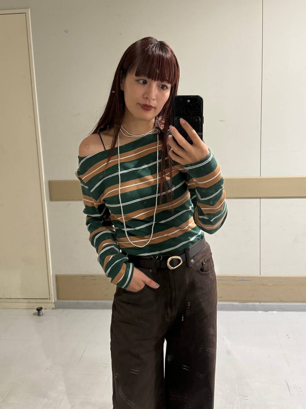 ブラック系のパンプスを着用したレディースの秋コーディネートの7枚目の写真