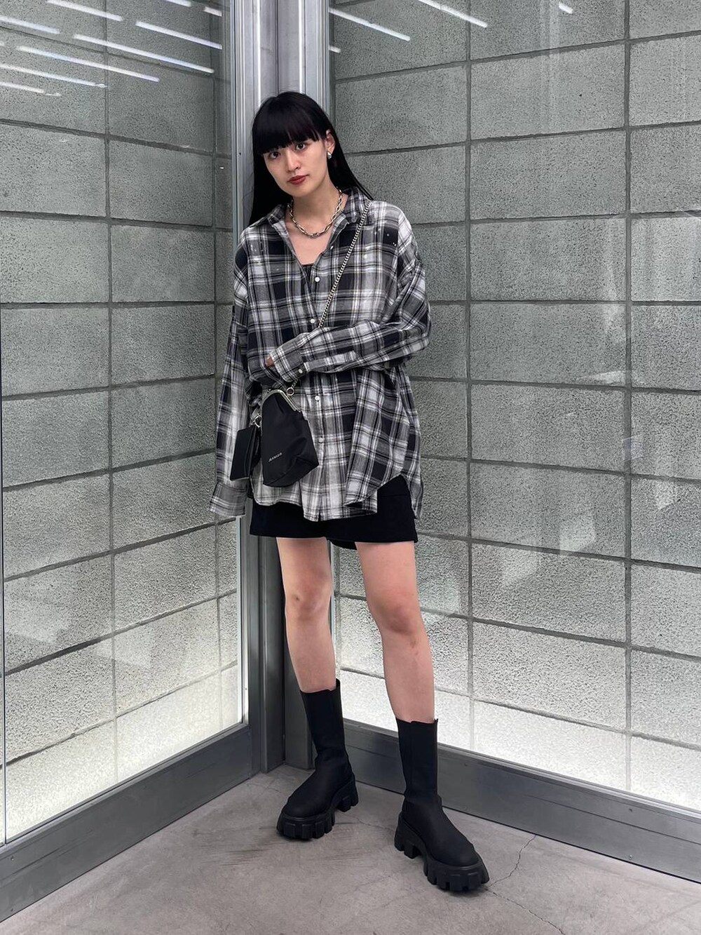 ブラック系のショルダーバッグ、ブラック系のブーツ、ブラック系のシャツ/ブラウスを着用したレディースの秋コーディネートの4枚目の写真