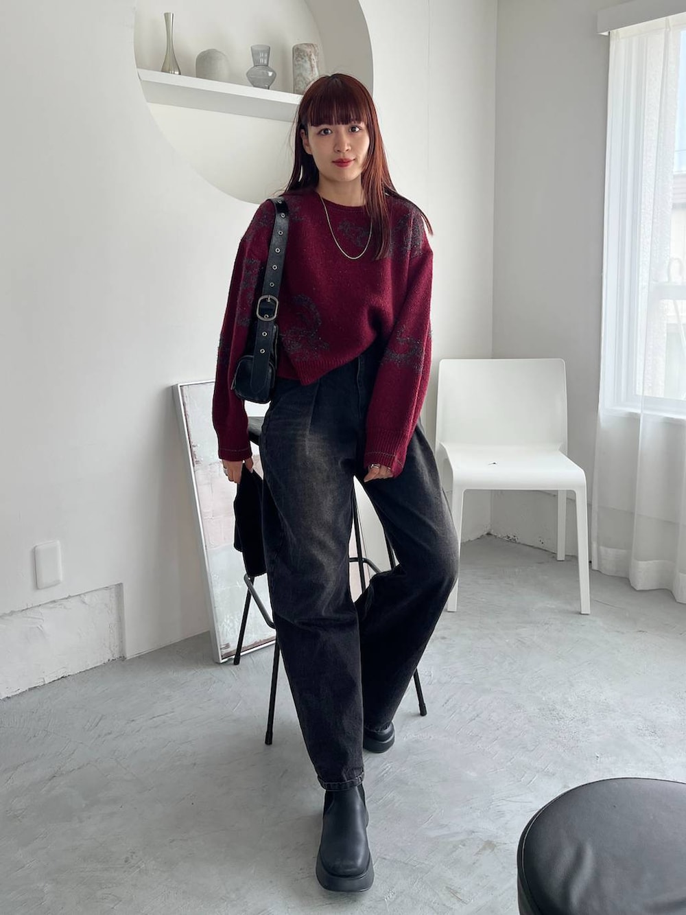 ブラック系のパンプス、レッド系のニット/セーターを着用したレディースの夏コーディネートの4枚目の写真