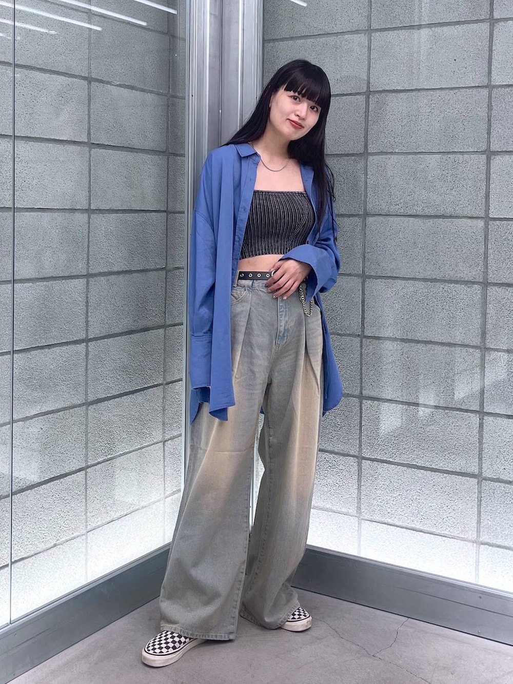 ブラック系のチューブトップ、ブルー系のシャツ/ブラウス、ブルー系のデニムパンツを着用したレディースの夏コーディネートの2枚目の写真