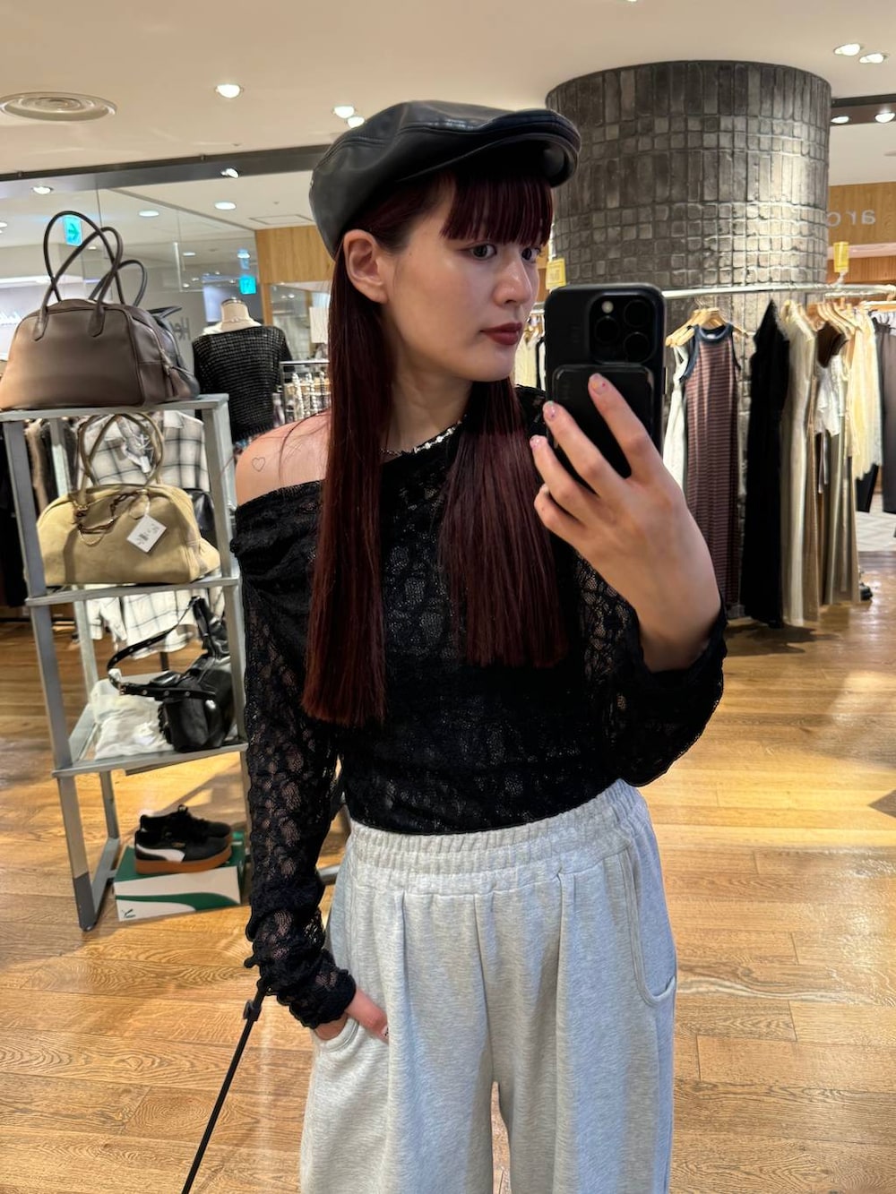 グレー系のスウェットパンツを着用したレディースの秋コーディネートの3枚目の写真