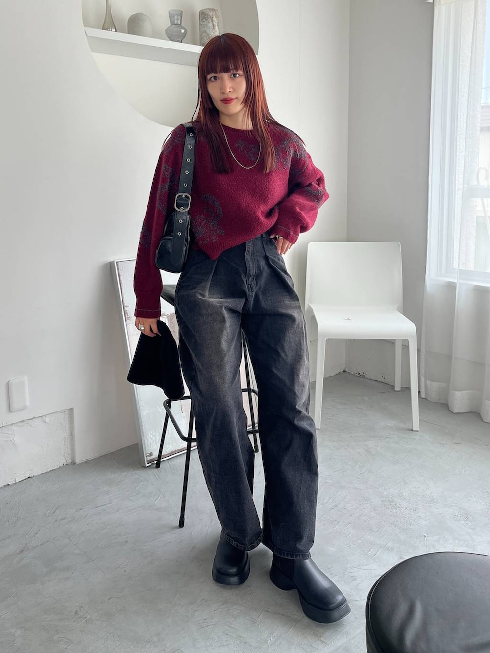 ブラック系のパンプス、レッド系のニット/セーターを着用したレディースの夏コーディネートの3枚目の写真