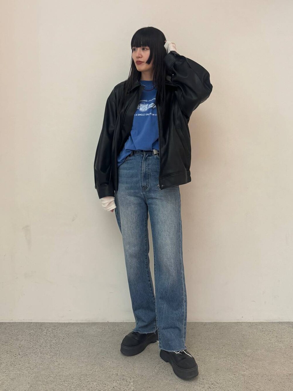 ブラック系のブルゾン、ブルー系のデニムパンツ、ブルー系のTシャツ/カットソーを着用したレディースの冬コーディネートの7枚目の写真