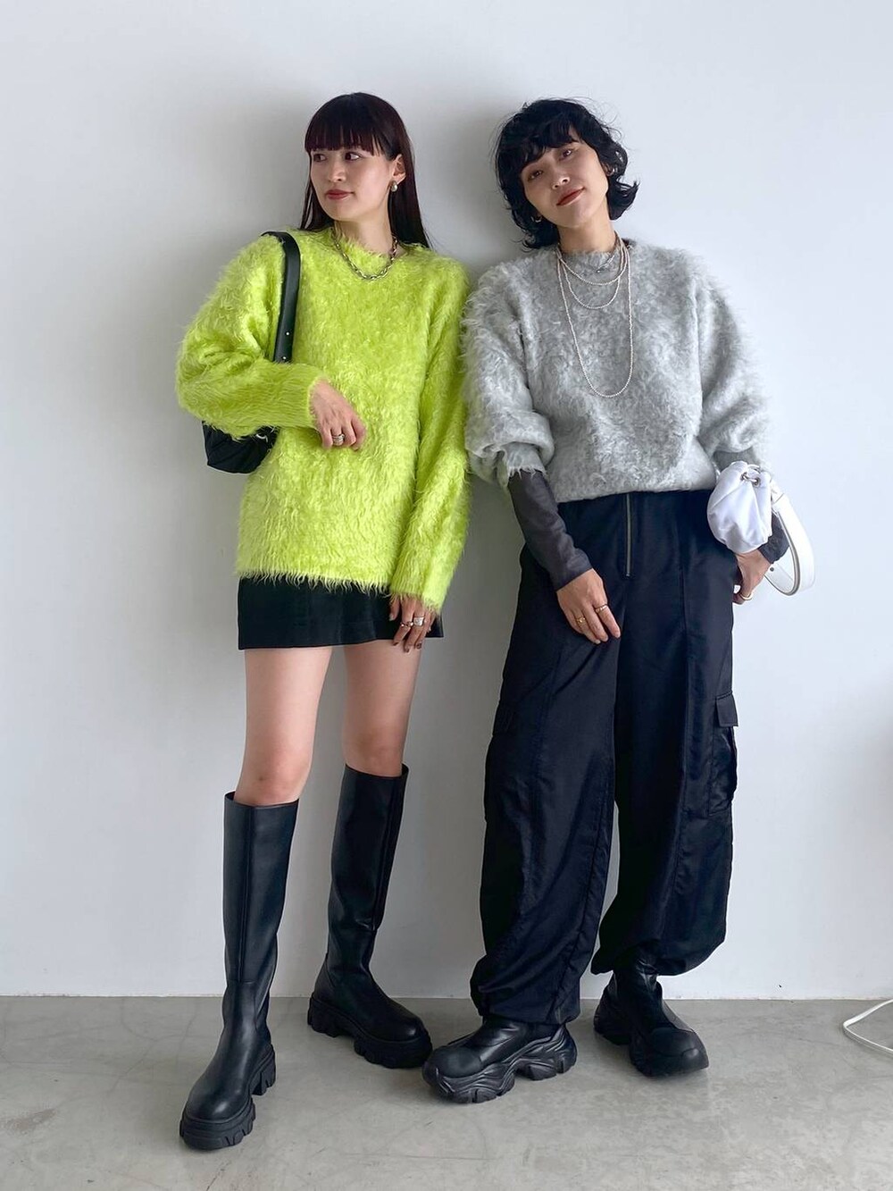 ブラック系のブーツ、ブラック系のブーツ、ブラック系のカーゴパンツを着用したレディースの秋コーディネートの2枚目の写真