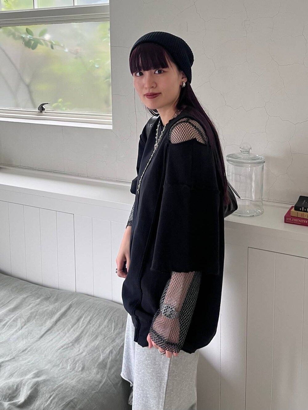 ブラック系のショルダーバッグ、ブラック系のTシャツ/カットソー、グレー系のスウェットパンツを着用したレディースの春コーディネートの4枚目の写真