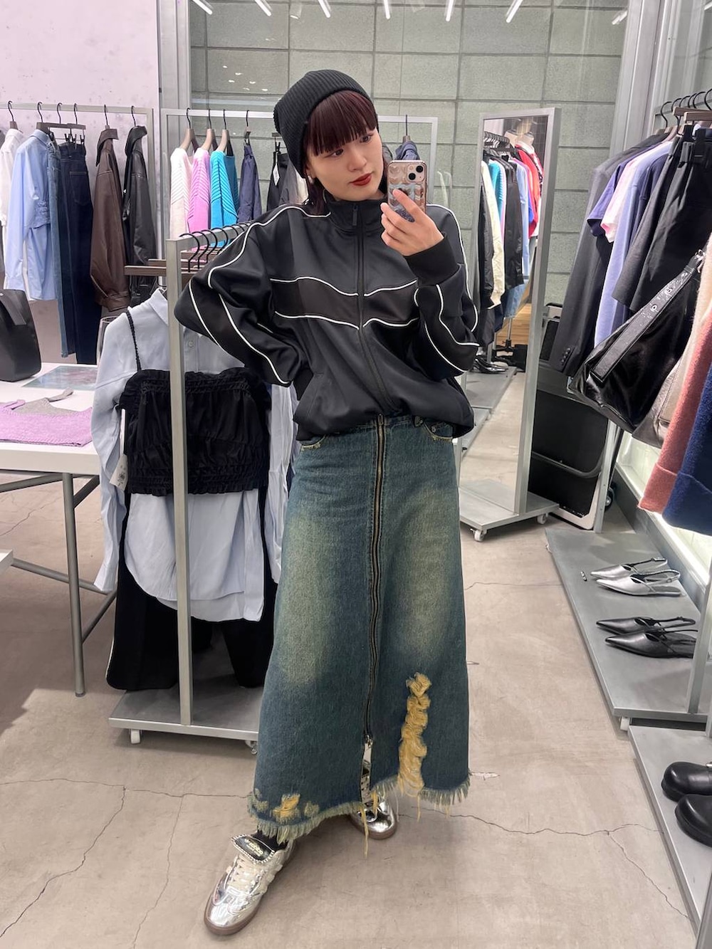 ブルー系のデニムスカート、ブラック系のジャージを着用したレディースの冬コーディネートの5枚目の写真