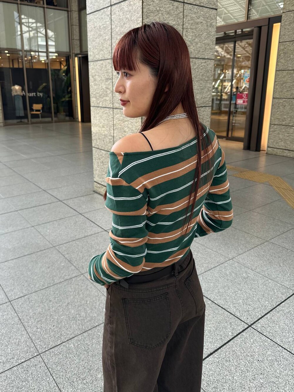 ブラック系のパンプスを着用したレディースの秋コーディネートの5枚目の写真