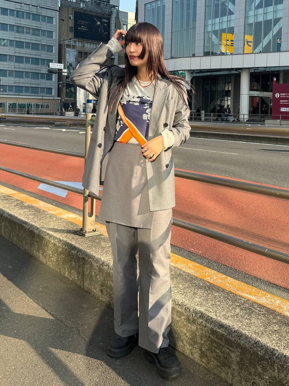 グレー系のテーラードジャケット、グレー系のその他パンツを着用したレディースの冬コーディネートの2枚目の写真