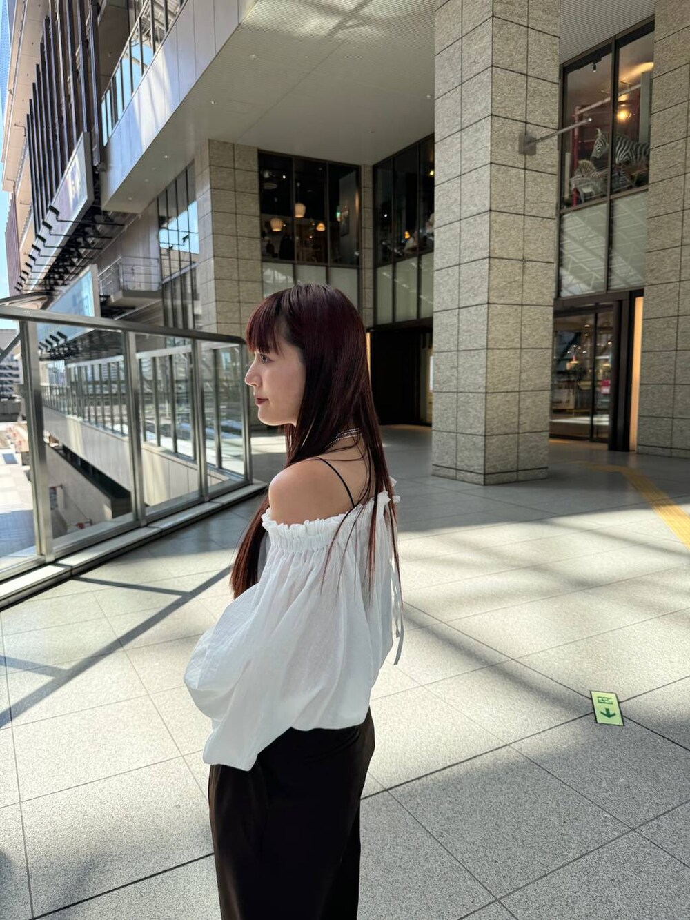 ホワイト系のシャツ/ブラウス、ブラウン系のスラックスを着用したレディースの秋コーディネートの7枚目の写真