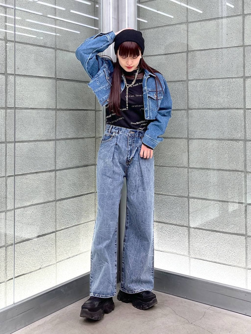 ブラック系のTシャツ/カットソー、ブルー系のデニムパンツ、ブルー系のデニムジャケットを着用したレディースの冬コーディネートの2枚目の写真