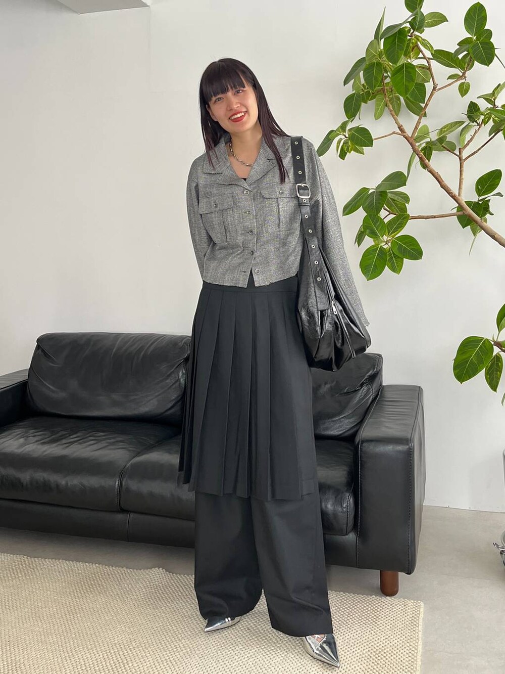 ブラック系のスラックス、ブラック系のショルダーバッグ、グレー系のシャツ/ブラウスを着用したレディースの夏コーディネートの4枚目の写真