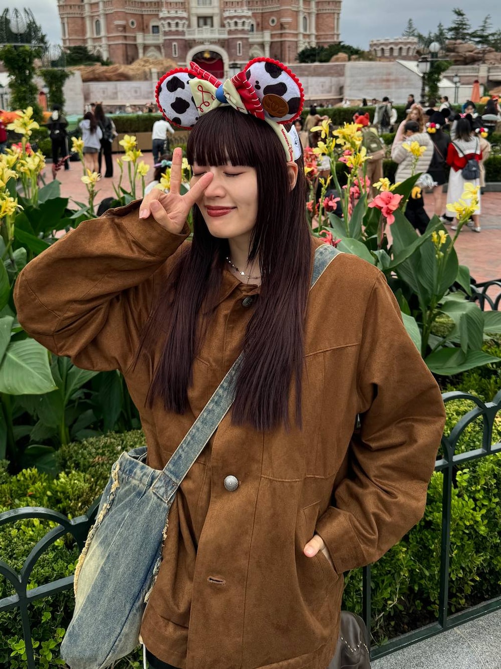 ブラウン系のブルゾン、ブラック系のその他パンツを着用したレディースの秋コーディネートの4枚目の写真