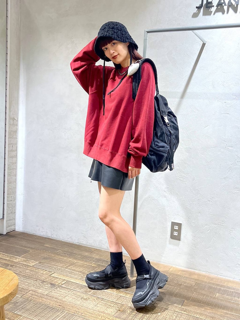 ブラック系のスニーカー、ブラック系のショルダーバッグ、ブラック系のその他パンツを着用したレディースの秋コーディネートの5枚目の写真