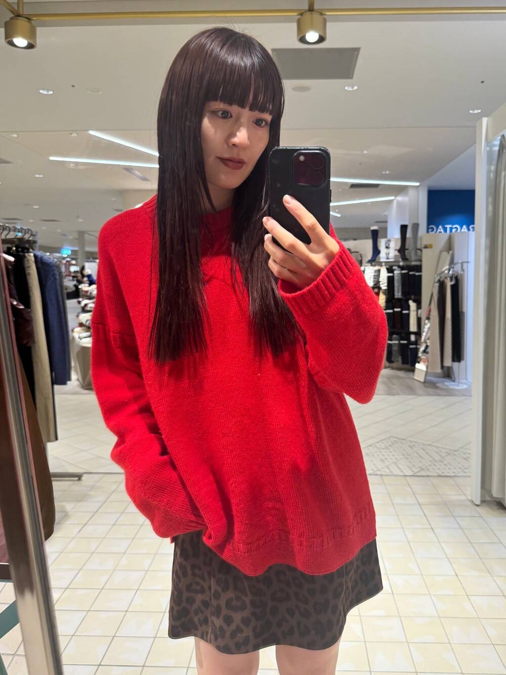 レッド系のニット/セーター、その他のスカートを着用したレディースの秋コーディネートの2枚目の写真