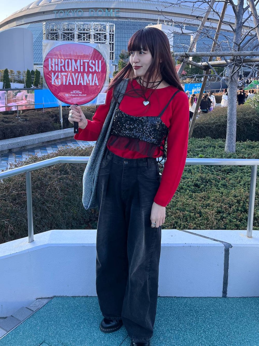 ブラック系のテーラードジャケット、シルバー系のトートバッグ、ブラック系のチューブトップを着用したレディースの春コーディネートの2枚目の写真