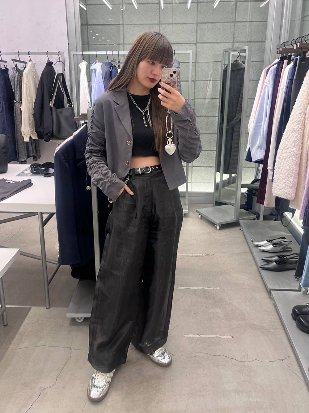 ブラック系のTシャツ/カットソー、ブラック系のスラックス、グレー系のテーラードジャケットを着用したレディースの冬コーディネートの2枚目の写真