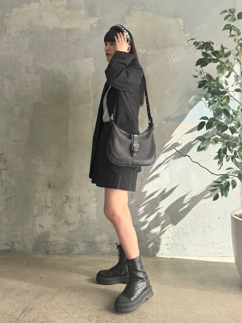 ブラック系のブーツ、ブラック系のショルダーバッグ、グレー系のTシャツ/カットソーを着用したレディースの冬コーディネートの5枚目の写真