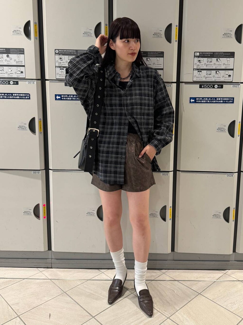 ブラウン系のローファー、ブラック系のショルダーバッグ、ブラウン系のその他パンツを着用したレディースの春コーディネートの2枚目の写真