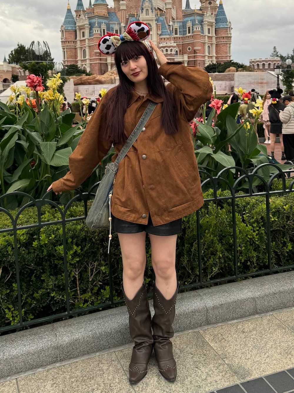 ブラウン系のブルゾン、ブラック系のその他パンツを着用したレディースの秋コーディネートの3枚目の写真