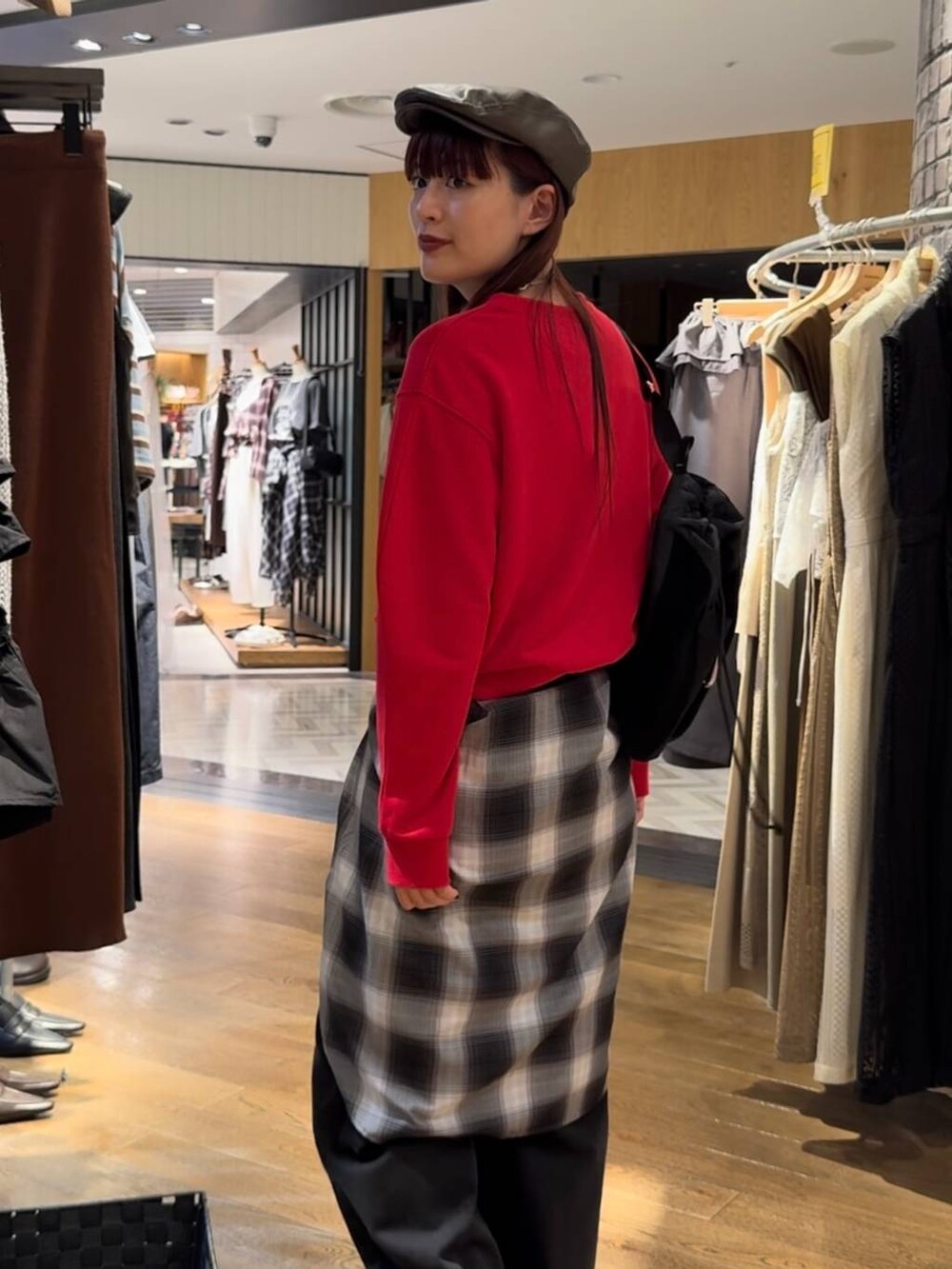 ブラック系のシャツ/ブラウスを着用したレディースの秋コーディネートの2枚目の写真