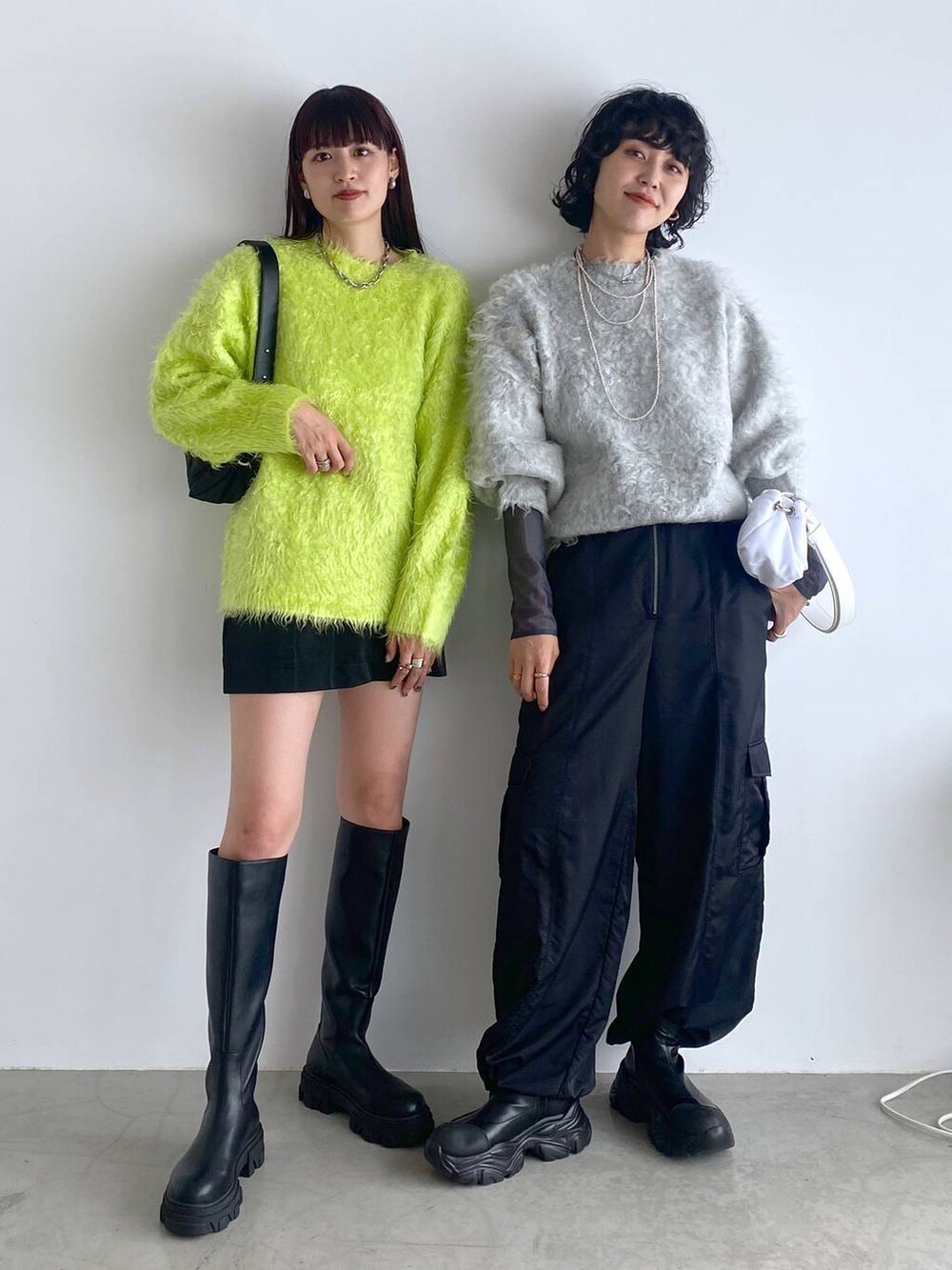 ブラック系のブーツ、ブラック系のブーツ、ブラック系のカーゴパンツを着用したレディースの秋コーディネートの3枚目の写真